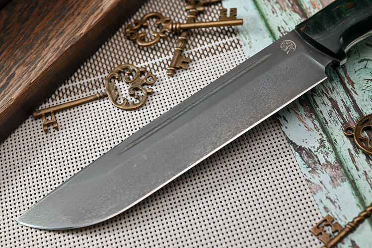 Нож Путник, клинок из тигельного булата, цельнометаллический, накладки стабилизированная карельская береза