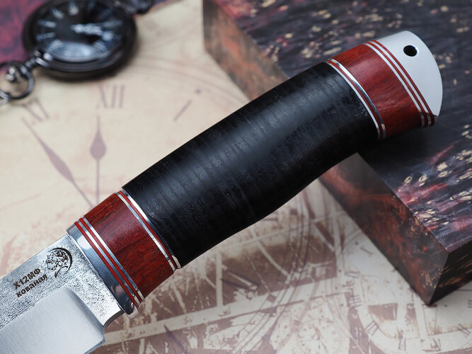 Нож Путник, клинок из кованой стали Х12МФ, рукоять дюраль, наборная кожа, вставки стабилизированная карельская береза