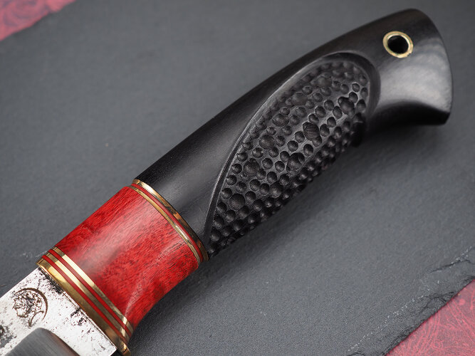 Нож Хищник, клинок из кованой стали Х12МФ, рукоять морёный граб резной, вставка стабилизированная карельская береза
