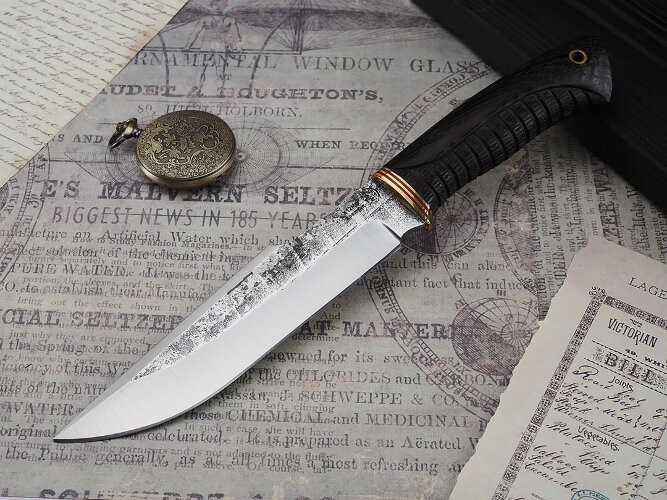 Нож Медведь, клинок из кованой стали Х12МФ, рукоять дерево венге с резьбой ручной работы