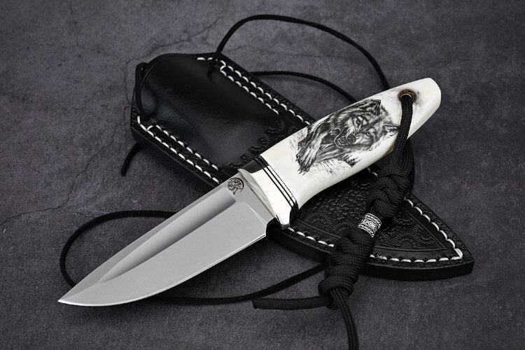 Нож Шейный, клинок из стали Bohler М390, рукоять клык моржа, скримшоу, формованные ножны - итальянская кожа растительного дубления
