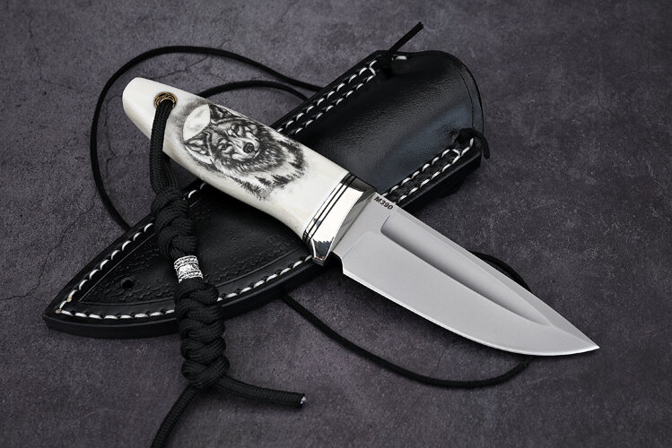Нож Шейный, клинок из стали Bohler М390, рукоять клык моржа, скримшоу, формованные ножны - итальянская кожа растительного дубления