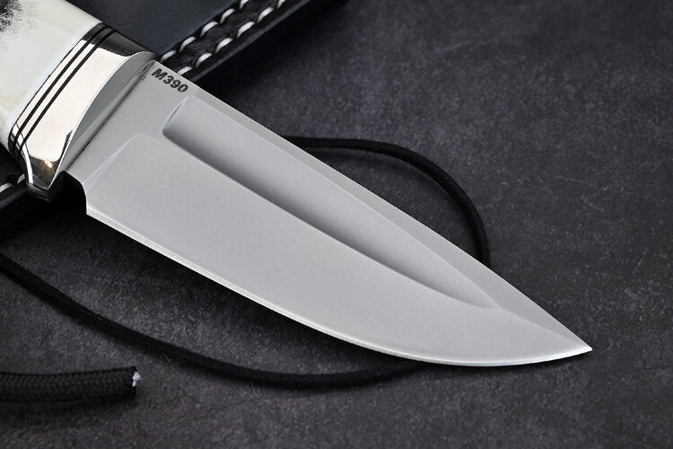 Нож Шейный, клинок из стали Bohler М390, рукоять клык моржа, скримшоу, формованные ножны - итальянская кожа растительного дубления
