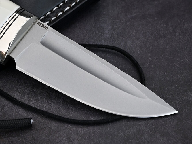 Нож Шейный, клинок из стали Bohler М390, рукоять клык моржа, скримшоу, формованные ножны - итальянская кожа растительного дубления