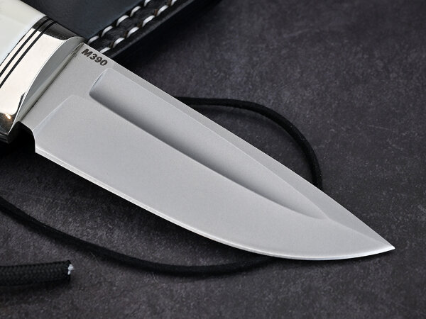 Нож Шейный, клинок из стали Bohler М390, рукоять клык моржа, скримшоу, формованные ножны - итальянская кожа растительного дубления