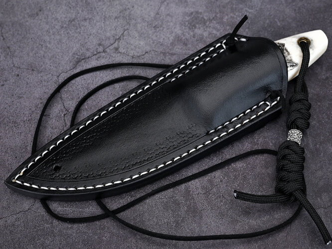 Нож Шейный, клинок из стали Bohler М390, рукоять клык моржа, скримшоу, формованные ножны - итальянская кожа растительного дубления