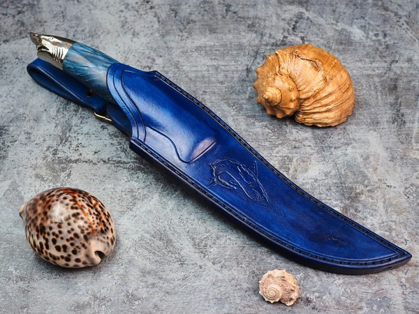 Нож Акула, клинок из стали Bohler S390, рукоять художественное литье мельхиор, стабилизированная карельская береза с резьбой ручной работы, формованные ножны-итальянская кожа растительного дубления