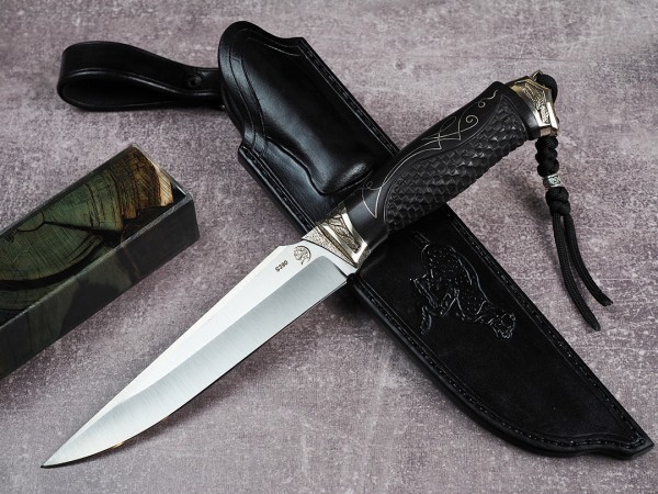 Нож Гепард, клинок из стали Bohler S390, рукоять художественное литье мельхиор, морёный граб с резьбой ручной работы, инкрустация серебром, формованные ножны-итальянская кожа растительного дубления