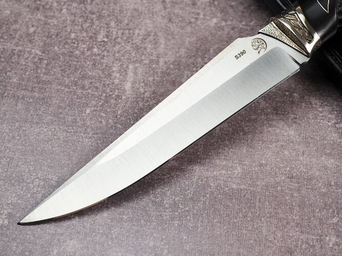 Нож Гепард, клинок из стали Bohler S390, рукоять художественное литье мельхиор, морёный граб с резьбой ручной работы, инкрустация серебром, формованные ножны-итальянская кожа растительного дубления