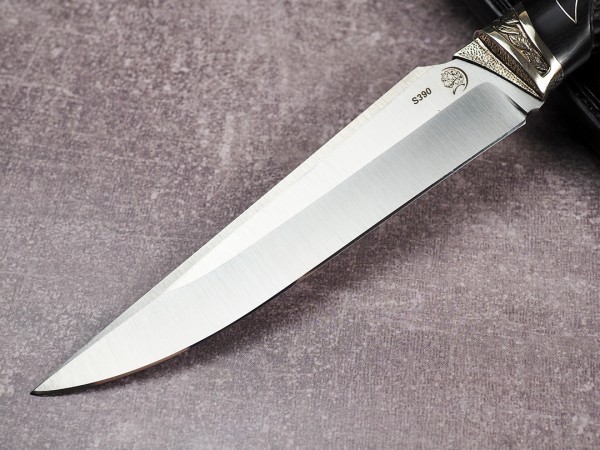 Нож Гепард, клинок из стали Bohler S390, рукоять художественное литье мельхиор, морёный граб с резьбой ручной работы, инкрустация серебром, формованные ножны-итальянская кожа растительного дубления