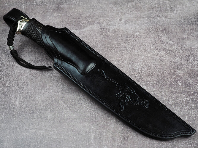 Нож Гепард, клинок из стали Bohler S390, рукоять художественное литье мельхиор, морёный граб с резьбой ручной работы, инкрустация серебром, формованные ножны-итальянская кожа растительного дубления