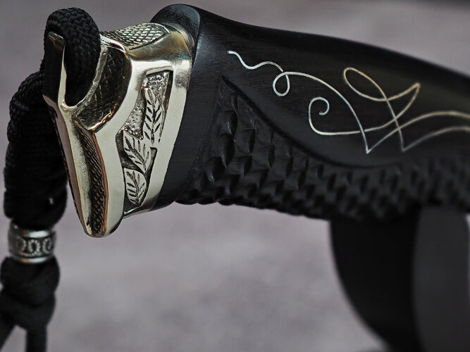 Нож Гепард, клинок из стали Bohler S390, рукоять художественное литье мельхиор, морёный граб с резьбой ручной работы, инкрустация серебром, формованные ножны-итальянская кожа растительного дубления