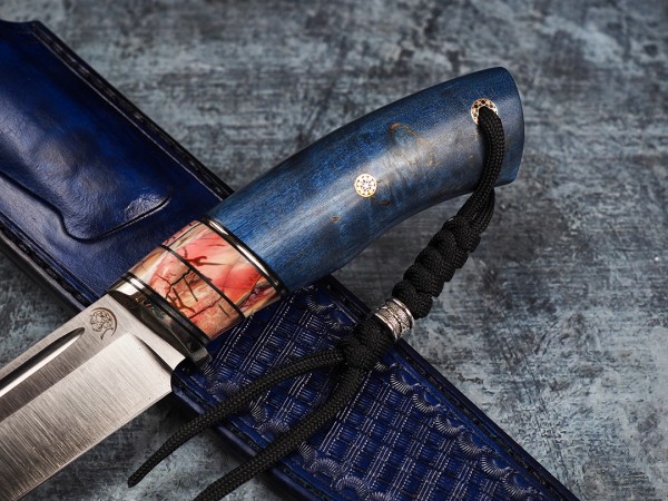 Нож Вепрь, клинок из стали Bohler S390, рукоять стабилизированная карельская береза, стабилизированный зуб мамонта, мозаичный пин, формованные ножны-итальянская кожа растительного дубления