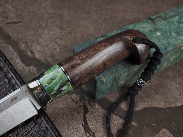 Нож Мангуст, клинок из стали Bohler S390, рукоять стабилизированная карельская береза, стабилизированный зуб мамонта, темлячный мозаичный пин, формованные ножны-итальянская кожа растительного дубления