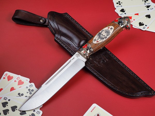 Нож Джокер, клинок из стали Bohler S390, рукоять художественное литье мельхиор, аризонское железное дерево айронвуд, элфорин, скримшоу, формованные ножны-итальянская кожа растительного дубления