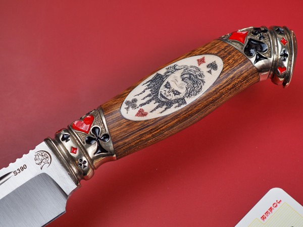 Нож Джокер, клинок из стали Bohler S390, рукоять художественное литье мельхиор, аризонское железное дерево айронвуд, элфорин, скримшоу, формованные ножны-итальянская кожа растительного дубления