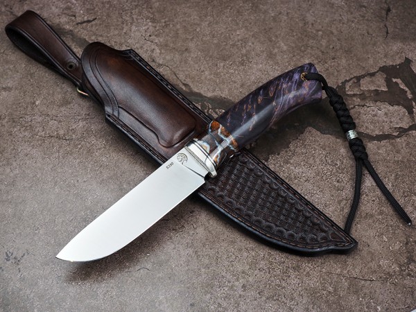 Нож Ласка, клинок из стали Bohler S390, рукоять стабилизированная карельская береза, стабилизированный зуб мамонта, формованные ножны-итальянская кожа растительного дубления