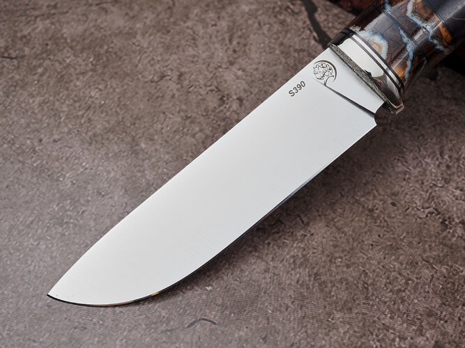 Нож Ласка, клинок из стали Bohler S390, рукоять стабилизированная карельская береза, стабилизированный зуб мамонта, формованные ножны-итальянская кожа растительного дубления