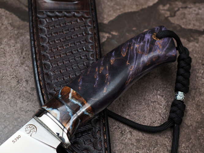 Нож Ласка, клинок из стали Bohler S390, рукоять стабилизированная карельская береза, стабилизированный зуб мамонта, формованные ножны-итальянская кожа растительного дубления