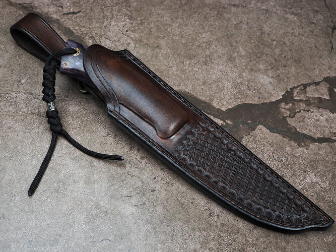 Нож Ласка, клинок из стали Bohler S390, рукоять стабилизированная карельская береза, стабилизированный зуб мамонта, формованные ножны-итальянская кожа растительного дубления