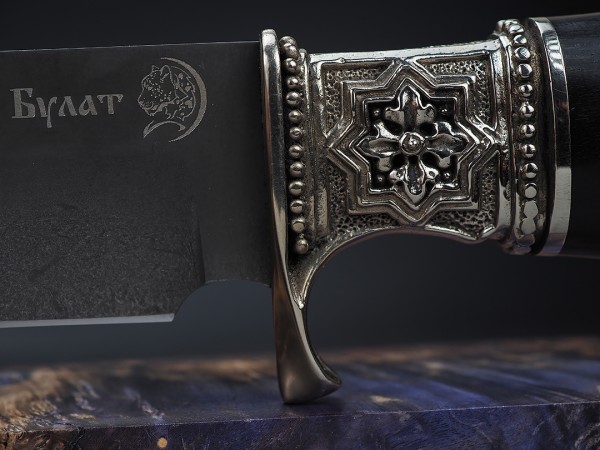 Нож Беркут, клинок из тигельного булата, рукоять художественное литье мельхиор, морёный граб с резьбой ручной работы