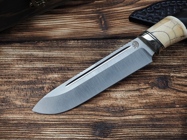 Нож Вепрь, клинок из стали Bohler М390, рукоять морёный граб с резьбой ручной работы, стабилизированный зуб мамонта, формованные ножны-итальянская кожа растительного дубления
