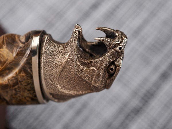 Нож Рысь, клинок из стали Bohler К340, рукоять художественное литье мельхиор, стабилизированный кап клена