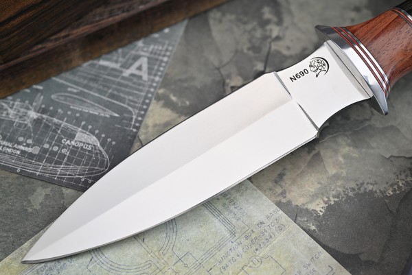 Нож Спартак, клинок из стали Bohler N690, рукоять бубинга, венге с резьбой