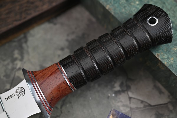 Нож Спартак, клинок из стали Bohler N690, рукоять бубинга, венге с резьбой
