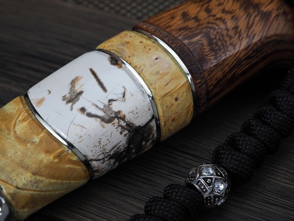 Нож Волк, клинок из стали Bohler М390, рукоять стабилизированная карельская береза, стабилизированный бивень мамонта, айронвуд