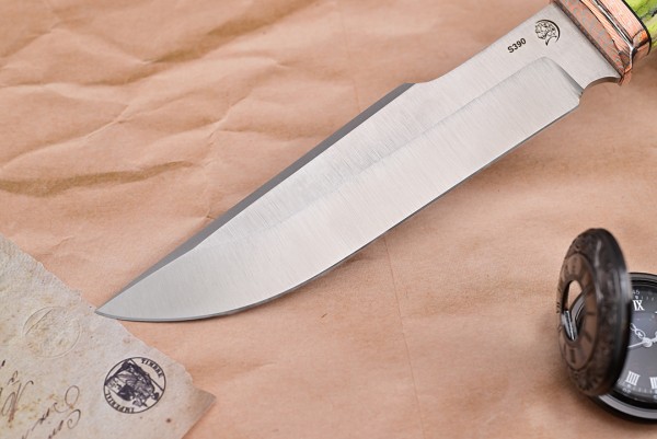 Авторский Нож Медведь, клинок из стали Bohler S390, притин мокумэ-ганэ, рукоять морёный граб резной, скримшоу, вставки стабилизированный зуб мамонта, формованные ножны-итальянская кожа растительного дубления