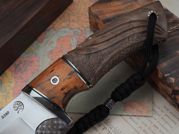 Нож Куница, клинок из стали Bohler S390, рукоять стабилизированная карельская береза с резьбой ручной работы, вставка стабилизированная карельская береза