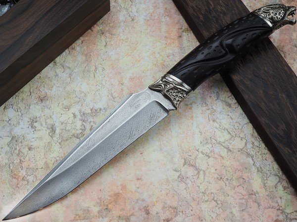Нож Гепард, клинок из алмазной стали ХВ5, рукоять художественное литьё мельхиор, морёный граб с резьбой ручной работы