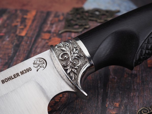 Нож Ворон, клинок из стали Bohler М390, рукоять художественное литье мельхиор, морёный граб резной