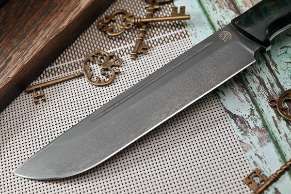 Нож Путник, клинок из тигельного булата, цельнометаллический, накладки стабилизированная карельская береза